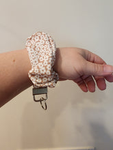 Load image into Gallery viewer, 4/19 Natural Floral Items (Scrunchies and headbands)
